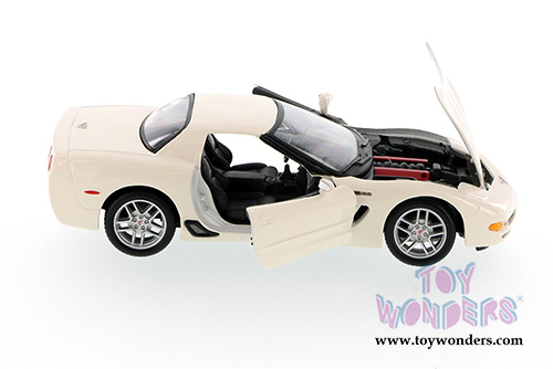 Maisto - Chevy Corvette Z06 Hard Top (2002, 1/24 scale diecast model car, White) 31989W