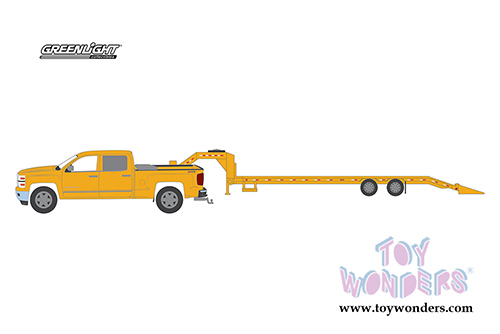 Greenlight - Hitch & Tow Series 13 | Chevrolet&reg; Silverado&trade; and Gooseneck Trailer (2015, 1/64 scale diecast model car, Yellow) 32130B/24