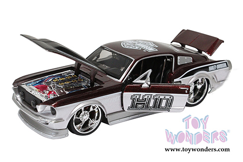 Maisto HD - Ford Mustang GT Hardtop Harley-Davidson (1967, 1/24 scale diecast model car, Silver & Metallic Red) 32168BN
