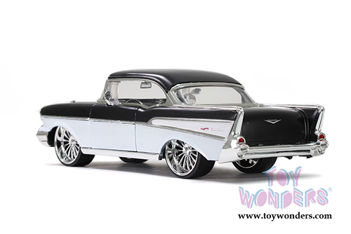 Jada Toys Bigtime Muscle - Chevrolet&reg; Bel Air&reg; Hardtop (1957, 1/24 scale diecast model car, Black/White) 32299/4