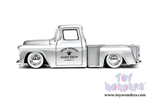 Jada Toys Just Trucks - Chevrolet&reg; Stepside Pickup "Iron Works Body Shop" with Extra Wheels (1955, 1/24 scale diecast model car, Silver) 32312/4