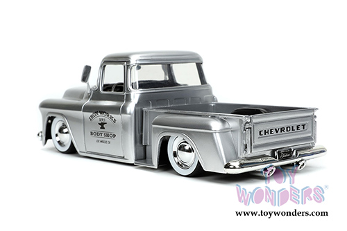 Jada Toys Just Trucks - Chevrolet&reg; Stepside Pickup "Iron Works Body Shop" with Extra Wheels (1955, 1/24 scale diecast model car, Silver) 32312/4