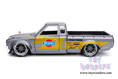 Jada Toys Just Trucks - Datsun 620 Pick Up Truck Toyo Tires with Extra Wheels (1972, 1/24 scale diecast model car, Gray) 32313/4