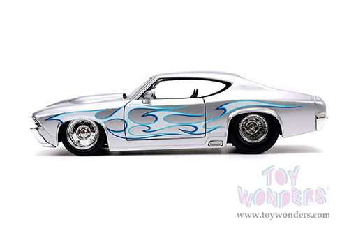 Jada Toys Bigtime Muscle - Chevrolet&reg; Chevelle&reg; SS Hardtop (1969, 1/24 scale diecast model car, Silver with White/Blue Flames) 32702