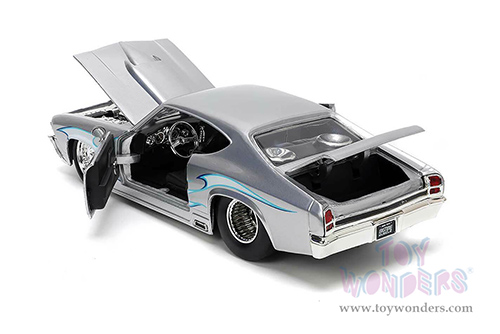 Jada Toys Bigtime Muscle - Chevrolet&reg; Chevelle&reg; SS Hardtop (1969, 1/24 scale diecast model car, Silver with White/Blue Flames) 32702