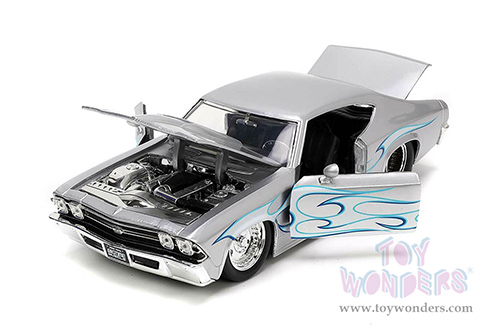 Jada Toys Bigtime Muscle - Chevrolet&reg; Chevelle&reg; SS Hardtop (1969, 1/24 scale diecast model car, Silver with White/Blue Flames) 32702
