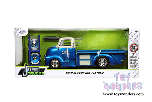 Jada Toys Just Trucks - Chevrolet&reg; COE Flatbed Tow Truck with Extra Wheels (1992, 1/24 scale diecast model car, Candy Blue/Cream) 32708/4