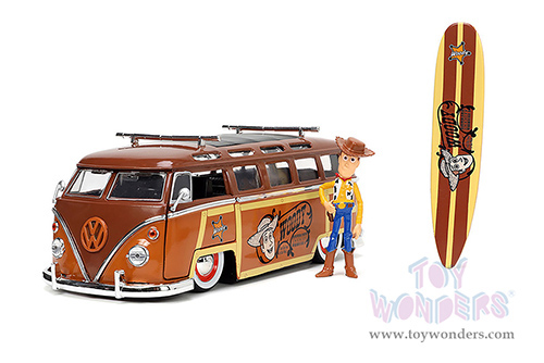 Jada Toys - Hollywood Rides | Volkswagen T1 Bus "Sheriff Woody" and Woody Diecast Figure and Surfboard "Toy Story" (1995) Movie (1962, 1/24, diecast model car, Brown) 33176