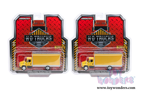 Greenlight - Heavy Duty Trucks Series 18 | International&reg; Durastar&reg; Box Van (2013, 1/64 scale diecast model car, Yellow/Silver) 33180B/48