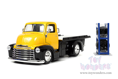 Jada Toys Just Trucks - Chevrolet® COE Flatbed Tow Truck with Extra Wheels (1952, 1/24 scale diecast model car, Black/Yellow) 33848