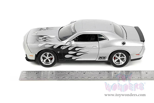 Jada Toys Bigtime Muscle - Dodge Challenger SRT Hellcat (2015, 1/24 scale diecast model car, Silver with Flames) 33880