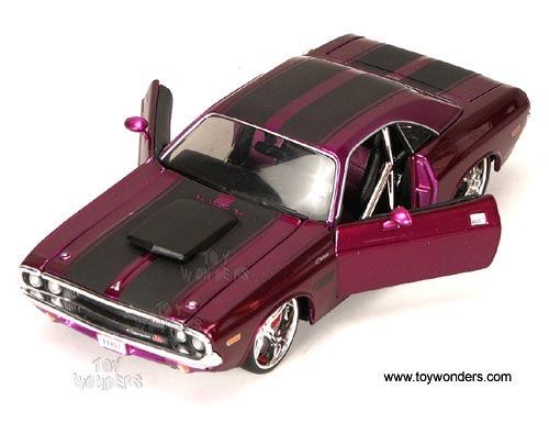 Greenlight 1970 Challenger R/T 426 HEMI The Black Ghost Black with White  Tail Stripe 1/18 Diecast Model Car by 13614 : Amazon.sg: Toys