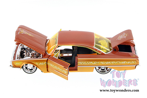 Maisto Custom Shop -  Ford Starliner Hardtop (1960, 1/26 scale diecast model car, Copper) 34038