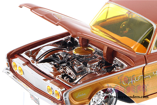 Maisto Custom Shop -  Ford Starliner Hardtop (1960, 1/26 scale diecast model car, Copper) 34038