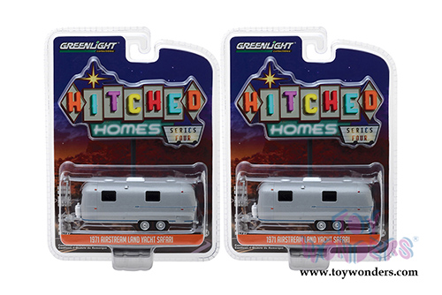 Greenlight - Hitched Homes Series 4 | Airstream Land Yacht Safari Travel Trailer (1971, 1/64 scale diecast model car, Silver) 34040B/48