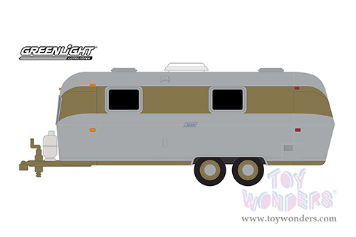 Greenlight - Hitched Homes Series 12 | Airstream Double-Axle Land Yacht Safari Custom Travel Trailer (1972, 1/64 scale diecast model car, Chrome and Gold) 34120C/48