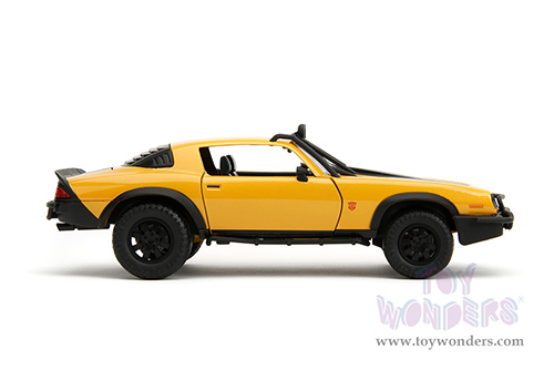 Jada Toys - Hollywood Rides | TRANSFORMERS 7 Chevrolet® Camaro® Bumblebee with Transformers Diecast Statue (1977, 1/24, diecast model car, Yellow/Black stripes) 34263/4