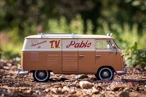 Jada Toys - Hollywood Rides | TRANSFORMERS 7 Volkswagen Bus WheelJack with Transformers Diecast Statue (1/24, diecast model car, Beige/Cream) 34264/4