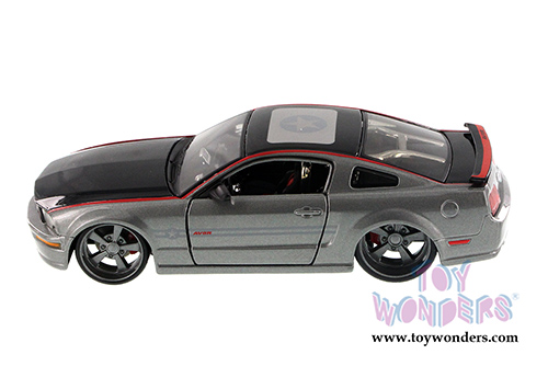 Maisto Custom Shop - Ford Mustang GT Hard Top (2006, 1/24 scale diecast model car, Asstd.) 34324