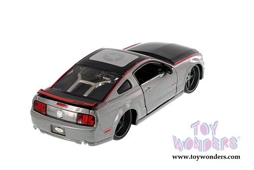 Maisto Custom Shop - Ford Mustang GT Hard Top (2006, 1/24 scale diecast model car, Asstd.) 34324