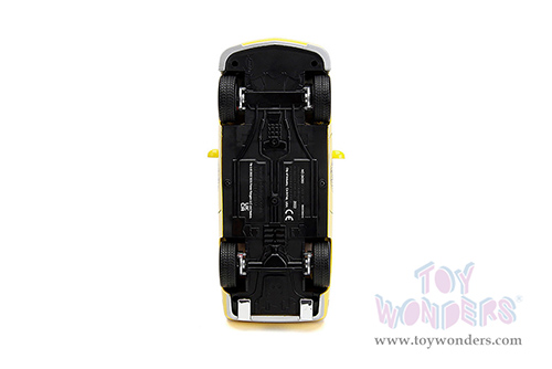 Jada Toys - Hollywood Rides | Power Rangers Dodge Challenger SRT Hellcat with Yellow Ranger Diecast Figurine (2015, 1/24, diecast model car, Yellow) 34392