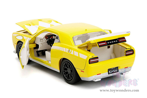 Jada Toys - Hollywood Rides | Power Rangers Dodge Challenger SRT Hellcat with Yellow Ranger Diecast Figurine (2015, 1/24, diecast model car, Yellow) 34392