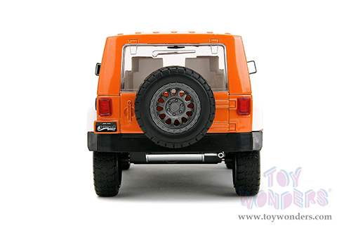 Jada Toys - Hollywood Rides | Jeep® Wrangler with Orange M&M's Diecast Figure (2017, 1/24 diecast model car, Orange/White) 34401