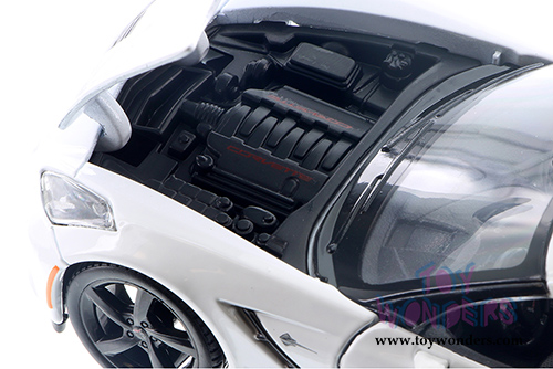 Showcasts Collectibles - Chevrolet Corvette Stingray Hardtop (2014, 1/24 scale diecast model car, Asstd.) 34505