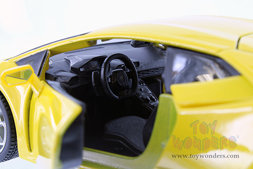 Showcasts® Collectibles - Lamborghini Huracán Coupé (1/24 scale diecast model car, Asstd.) 37509 MAP: $19.99