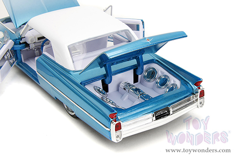Jada Toys Pink Slips - Cadillac&reg; with Display Base (1963, 1/24 scale diecast model car, Blue-White Gradient) 34897
