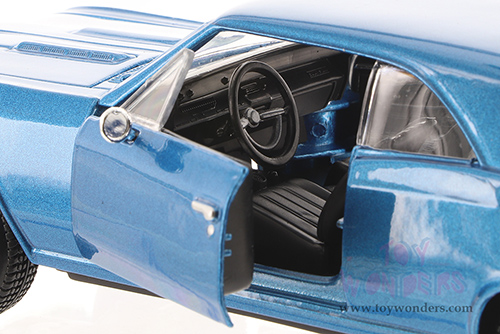 Showcasts&reg; Collectibles - Chevrolet Chevelle SS396 Hardtop (1966, 1/24 scale diecast model car, Asstd.) 34960