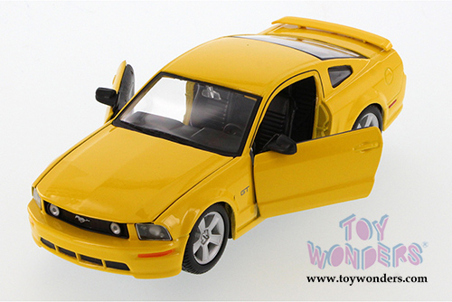 Showcasts - Ford Mustang GT Hard Top (2006/2011, 1/24 scale diecast model car, Asstd.) 34997/09