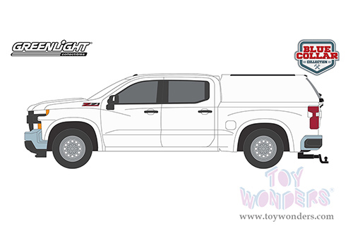 Greenlight - Blue Collar Collection Series 11 | Chevrolet&reg; Silverado W/T with Camper Shell (2022, 1/64 scale diecast model car, Summit White) 35240F/48