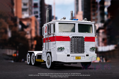 Jada Toys - Hollywood Rides | TRANSFORMERS G1 Optimus Prime® Truck Ghostbusters Ecto-1 Crossover (1/24, diecast model car, White) 35572