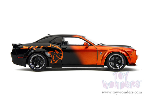 Jada Toys Pink Slips - Dodge Challenger SRT Hellcat Redeye Widebody with Display Base (2015, 1/18 scale diecast model car, Orange/Black) 35722