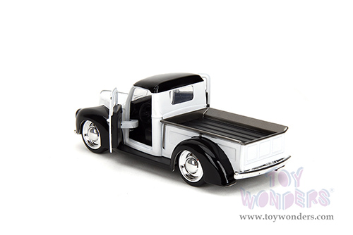 Jada Toys - Hollywood Rides | Disney Mickey Mouse Ford Pickup - Steamboat Willie Theme (1941, 1/32 scale diecast model car, Black/White) 36091