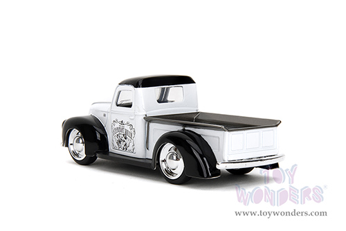 Jada Toys - Hollywood Rides | Disney Mickey Mouse Ford Pickup - Steamboat Willie Theme (1941, 1/32 scale diecast model car, Black/White) 36091