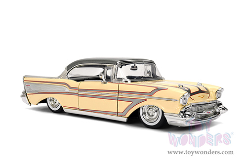 Jada Toys Bigtime Muscle - Chevrolet® Bel Air® Hardtop (1957, 1/24 scale diecast model car, Glossy Beige/Gray) 36345
