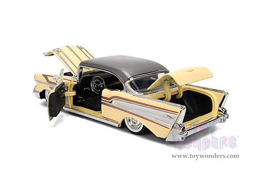 Jada Toys Bigtime Muscle - Chevrolet® Bel Air® Hardtop (1957, 1/24 scale diecast model car, Glossy Beige/Gray) 36345