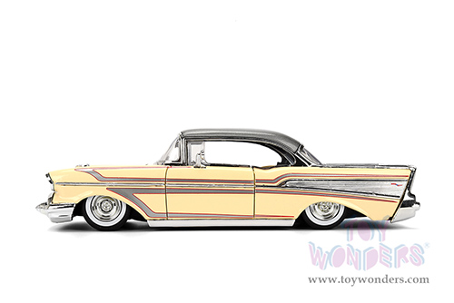 Jada Toys Bigtime Muscle - Chevrolet® Bel Air® Hardtop (1957, 1/24 scale diecast model car, Glossy Beige/Gray) 36345