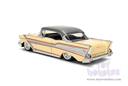 Jada Toys Bigtime Muscle - Chevrolet® Bel Air® Hardtop (1957, 1/24 scale diecast model car, Glossy Beige/Gray) 36345