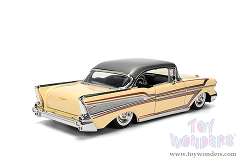 Jada Toys Bigtime Muscle - Chevrolet® Bel Air® Hardtop (1957, 1/24 scale diecast model car, Glossy Beige/Gray) 36345