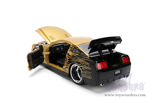 Jada Toys Bigtime Muscle - Ford Mustang Shelby® GT-500KR™ (2008, 1/24 scale diecast model car, Gold/Black) 36462