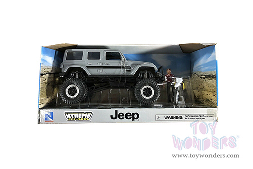 New Ray - Jeep&reg; Wrangler Sahara with Dirt Bike and Articulated Figurine (1/18, diecast model car, Gray) 37446A