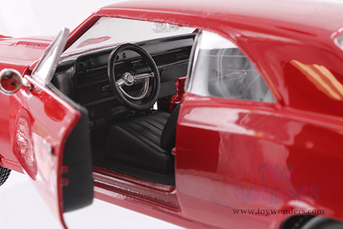 Showcasts® Collectibles - Chevrolet® Chevelle® SS™ 396 Hardtop (1966, 1/24 scale diecast model car, Asstd.) 37960/2 MAP: $19.99