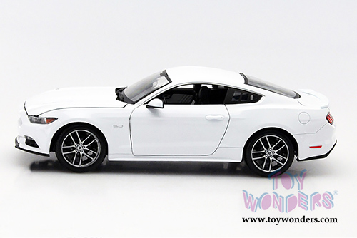 Maisto Exclusive - Ford Mustang GT Hard Top (2015, 1/18 scale diecast model car, White) 38133W