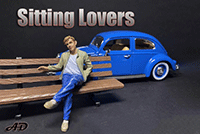 American Diorama Figurine - Sitting Lovers Figure I (1/24  scale, Blue/Green) 38330