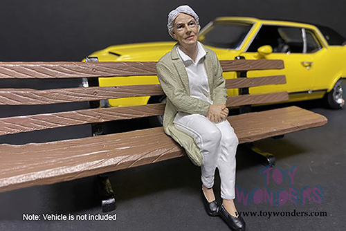 American Diorama Figurine - Sitting Old Couple Figure II (1/18  scale, White/Green) 38235