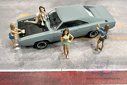 American Diorama Figurine - Car Wash Girls set 2 (Jessica and Jennifer)(2 pc. set, 1/43 scale diecast metal, Asstd.) 38356