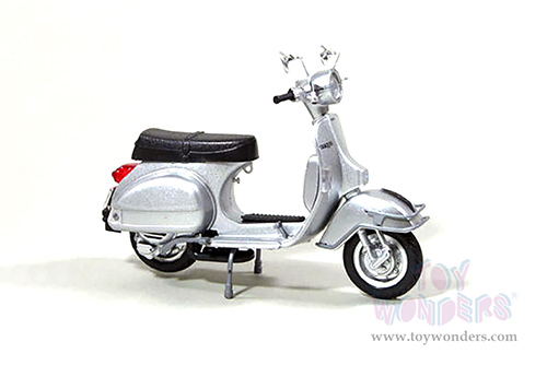 New Ray - Vespa P200E Scooter (1978, 1/12 scale diecast model bike, Asstd.) 42123